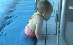 Cette jeune fillette de 21 mois apprend à nager est l’une des plus belles vidéos jamais réalisées