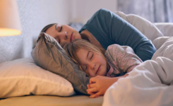 Comment aider son enfant à rester toute la nuit dans son lit ? Les réponses des psys