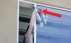 Vous habitez à un étage élevé et vous devez nettoyer les vitres ? Voici comment faire en toute facilité et... sécurité !