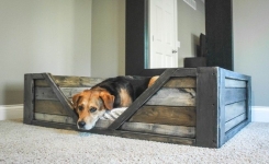 Il transforme des palettes en bois en un joli lit pour son chien! Manifique