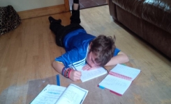 Un garçon autiste écrit un poème pour son devoir scolaire. Il a fait pleurer tout le monde 