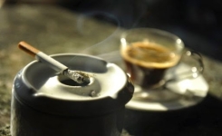 Ce qui se passe dans votre corps lorsque vous combinez café et cigarettes