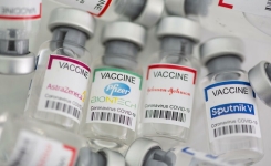 Un homme reçoit 5 injections de vaccins différents, une enquête ouverte