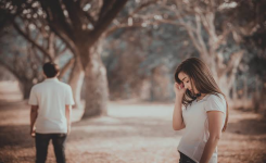Pourquoi certaines personnes prennent leurs distances quand la relation devient sérieuse
