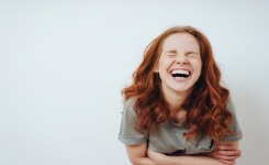Pourquoi ne peut-on parfois pas retenir un fou rire nerveux au pire moment possible ?