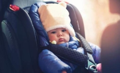 Bébé en voiture en hiver : le manteau à bannir du siège-auto