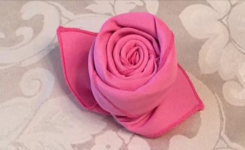 Comment plier une serviette de tissu en forme de rose dans 72 Secondes