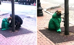 On lui interdit d'amener son chien à la poste : une femme le couvre avec son manteau pour le protéger du froid