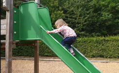 - Savez-vous pourquoi les enfants montent le toboggan à l'envers ?