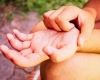 Main droite ou gauche qui gratte : signe spirituel ou pur hasard ?