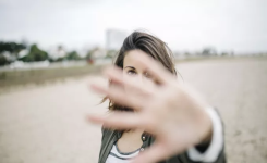 Pourquoi certaines personnes détestent-elles être prises en photo ? Ce que dit la psychologie