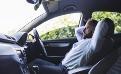 Pourquoi certains restent-ils quelques minutes dans leur voiture avant de rentrer chez eux ?