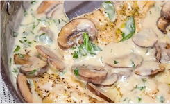 Poulet aux champignons dans une sauce crémeuse à l'ail et au parmesan