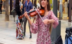 Cette jeune violoniste de rue joue «Wind of Change» du groupe rock Scorpions