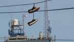 Quelle est la signification des chaussures accrochées à une ligne électrique ?