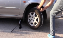 Il enroule une corde sur la roue avant de sa voiture! Une astuce que l'on devrait tous connaitre!