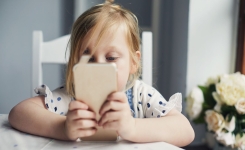 Donner un téléphone portable à un enfant de moins de 10 ans est un acte irresponsable, selon un psychologue 