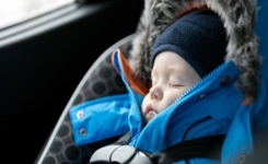 Voilà pourquoi vous ne devez JAMAIS installer votre enfant avec un blouson dans son siège auto