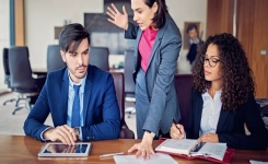 - Les personnes qui corrigent tout le temps les fautes grammaticales des autres sont des personnes désagréables