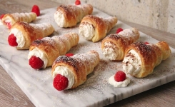 Recette : cornets de pâte feuilletée garnis de crème chantilly et framboises