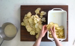 Elle tranche des pommes de terre et les fait cuire au four avec une… Une Recette Exquise !