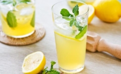 Boire de l’eau tiède citronnée chaque matin : 7 avantages