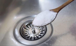 Pourquoi verser du gros sel dans l’évier avant de dormir peut être utile