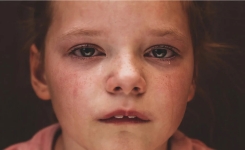 6 signes qu'un enfant n'est pas heureux