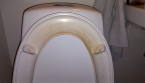Comment enlever une tache jaune sur couvercle des Toilettes ?