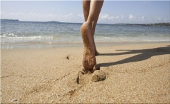 Marcher pieds nus : Un plaisir naturel excellent pour la santé