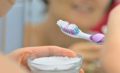 Faites blanchir vos dents jaunies en moins de 2 minutes
