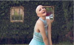 Chauve à cause de son cancer, cette ado envoie un beau message à travers de sublimes photos