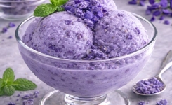 Glace à la violette maison : une recette délicate, parfumée et pleine de douceur