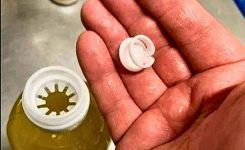 Pourquoi il ne faut plus jeter ce petit bouchon dans votre bouteille d’huile