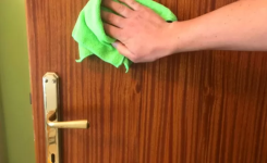 Redonnez vie à vos portes en bois avec une astuce naturelle