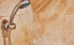Pourquoi il est préférable de se doucher le soir plutôt que le matin
