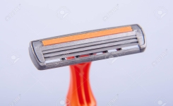 Pourquoi les rasoirs jetables ont-ils une bande colorée en haut des lames ? Pourquoi les rasoirs jetables ont-ils une bande colorée en haut des lames ?