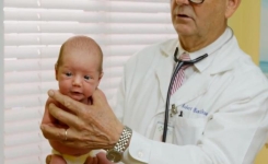 Un pédiatre vous montre une méthode infaillible pour calmer un bébé en pleurs