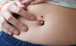 Pourquoi vous ne devez jamais faire de piercing au nombril ?