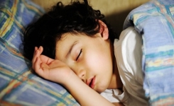 Mettre les enfants au lit tôt est bon pour leur santé – comme le sont ces 5 autres habitudes