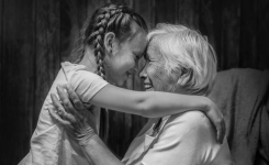 Comment le cerveau des grands-mères réagit-il à la vue de leurs petits-enfants ?