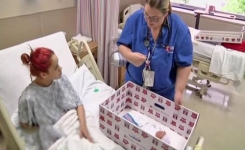 Pourquoi cette infirmière place ce nouveau-né dans une boite de carton
