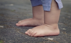 Les enfants doivent absolument marcher pieds nus. Voici pourquoi