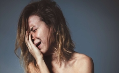 Silences douloureux : Les Larmes Cachées des Femmes Face aux Pressions Sociales sur la Maternité
