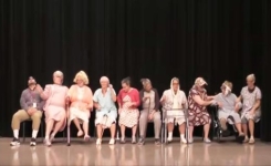 Neuf « mamies » se réunissent sur scène et le public perd la tête alors qu'un grand-père les rejoint