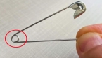 À quoi sert le petit trou sur l’épingle à nourrice ? Une astuce méconnue !