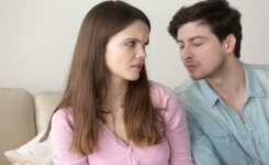 Pourquoi un homme continue-t-il d’insister, même quand une femme le repousse ?
