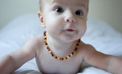 Si vous voyez ce collier sur un bébé, intervenez tout de suite