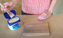 En appliquant de la Vaseline sur du bois, elle réalise une technique de peinture magnifique !