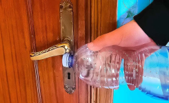 Clés perdues ? Pas de problème – la méthode de la bouteille pour ouvrir la porte en 30 secondes